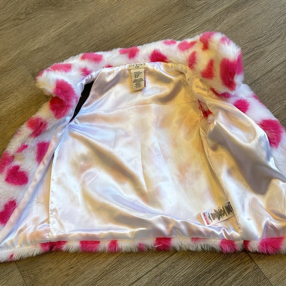 Max Studio adorable fluffy white with pink hearts vest Size XS 4 girls A2 - Picture 3 of 5